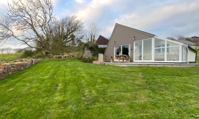 Kilkhampton Cabina | 2 Bed lodge with amazing rural, sunset and distant sea views, free pool access