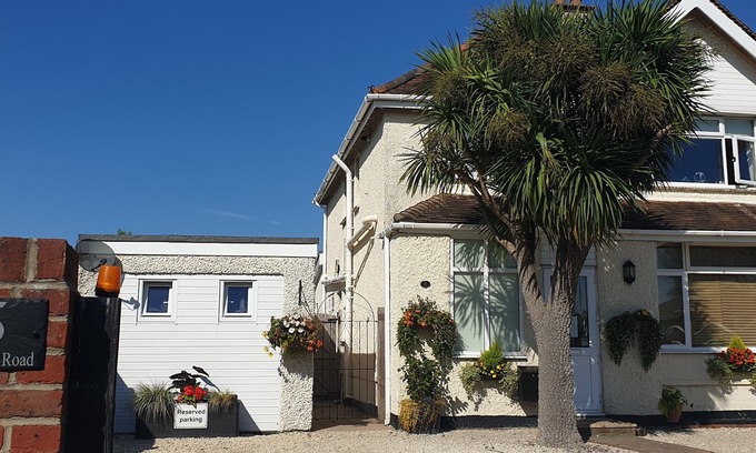 Felpham Apartamento | Self-catering studio with king size or Twin beds. Located 10 mins from the beach