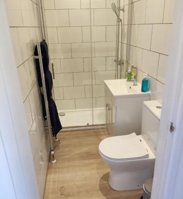 Caversham Apartamento | Self Check-in Micro Studio for max 2 guests in Central location RG4 with your own Kitchenette Bathroom Parking and Shared Garden