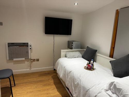 Barnehurst Casa | Self Contain Summer House Ensuite Room