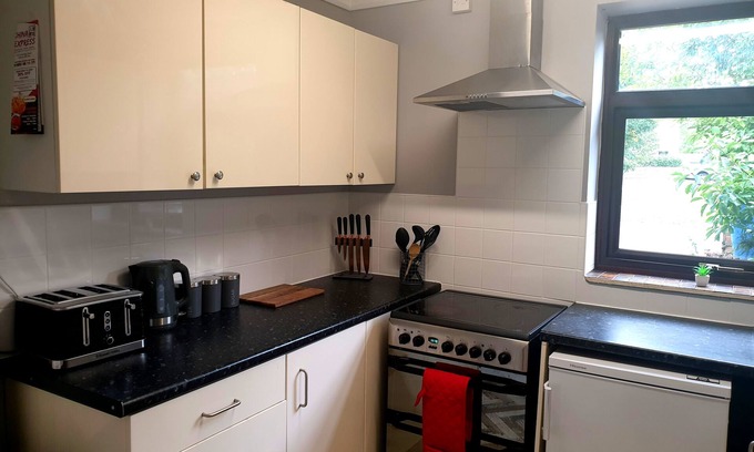 Norwich Casa | Self Contained 4 Bed House with Off Street Parking