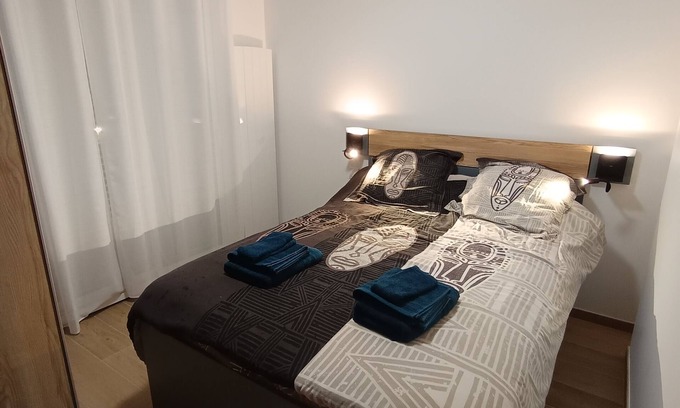 Mouroux Apartamento | Self-contained accommodation with outdoor area near various parks