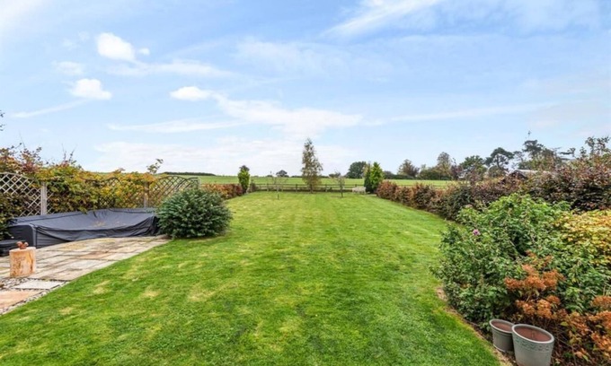Lavendon Casa | Self-Contained Annex Peaceful Village Setting with Fields Behind. Pet friendly!