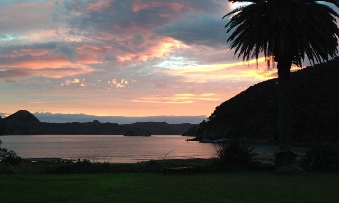 Great Barrier Island Cabaña | Casa de campo independiente en una bahía tranquila - muelle y amarre - ideal para botes