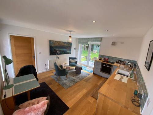 Deal Apartamento | Self-contained, ground floor apartment with parking and patio