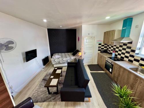 Stirchley Casa | Self-Contained Studio with kitchen & bathroom - Warm Welcome Inn , Stirchley