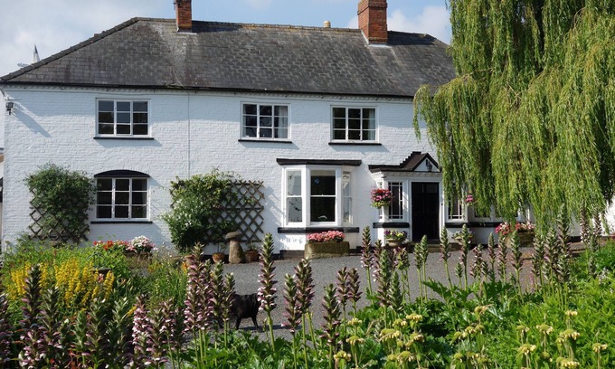 Broadwas Otro | Self contained wing in our beautiful Regency Farmhouse