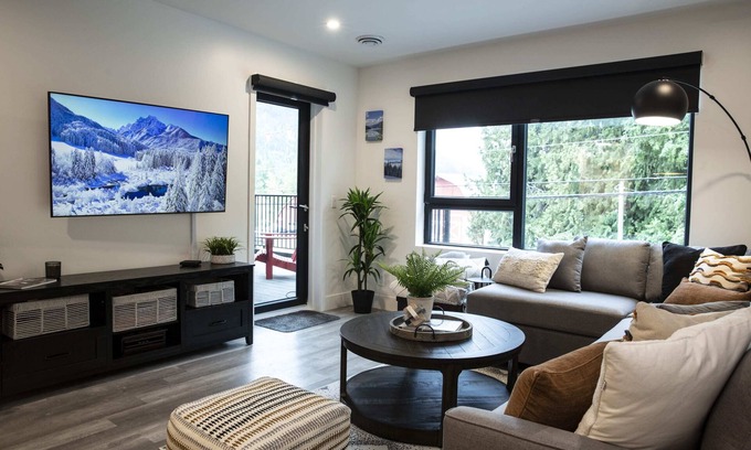Revelstoke Apartamento | Selkirk Staytion - Stylish Condo with Hot Tub