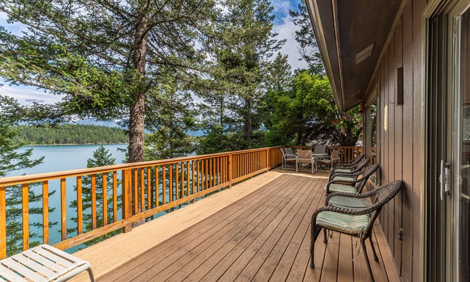 Kings Point Casa | “Sel’s Dog House” end of the road setting on beautiful Flathead Lake