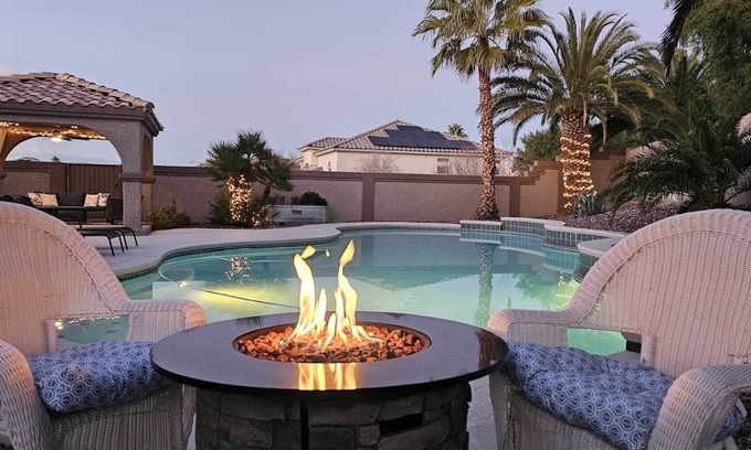 Green Valley North Casa | LUXURY HOUSE, 5 Bedroom, GIANT Pool, 1/4 Acre, 65-85" TV, 500mbpWIFI