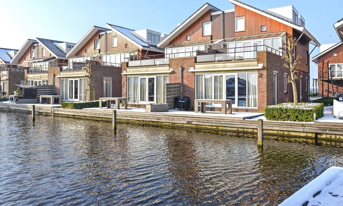 Municipality of Uitgeest Apartamento | Modern semi-detached holiday home in a watery location