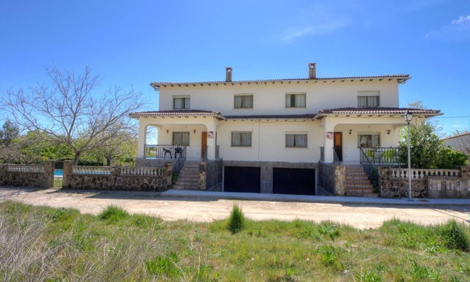 Piedralaves Apartamento | Alojamiento Rural con piscina Amatalasviñas (conjunto completo)
