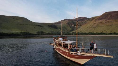 Labuan Bajo Alquiler De Eote | Semi Phinisi boat Labuan Bajo Komodo Tour