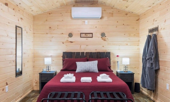 Geneva Cabina | Seneca Hideaway/Romantic Getaway Cabin/Hot Tub