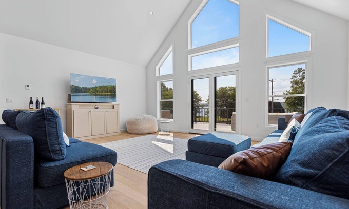 Romulus Casa | Seneca Serenity | Stylish & Bright Lake Escape