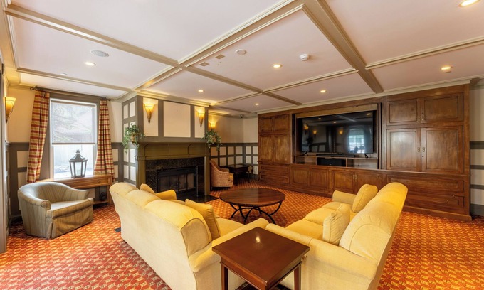 Snowshoe Hotel | Seneca