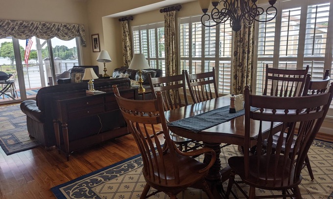 Cornelius Condominio | Sensational views of Lake Norman at the Peaceful Penthouse