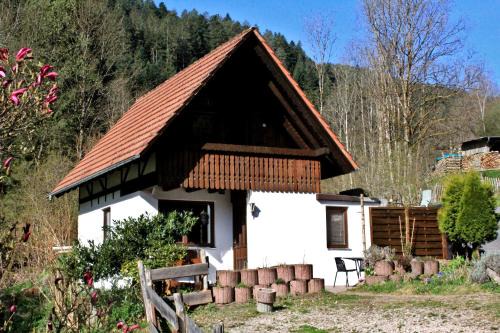 Hornberg Apartamento | Seperates Ferienhaus Bachhäusle auf dem Hasenhof mit eigener Terrasse mit Grill, Kachelofen, WLAN