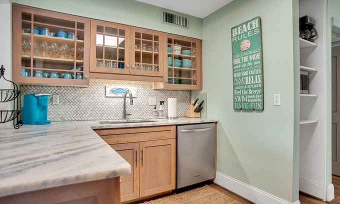 Sea Pines Villa | SNOWBIRDS GEM # 1 HARBOR TOWN LINX-NEW KITCHEN-2 KINGS-Q-XL TWIN-GRILL-POOL-KEY <