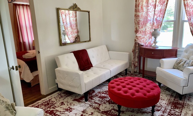 Nauvoo Casa | The Red Cottage-Pregunte acerca de las tarifas de alquiler a largo plazo!