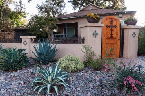 Visalia Casa | Seq Parks-House with Hot Tub Fire Pit Koi Pond Outdoor Kitchen