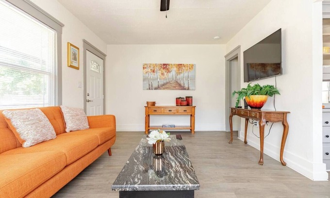 Visalia Casa | Sequoia/Kaweah Hospital Duplex 1/2