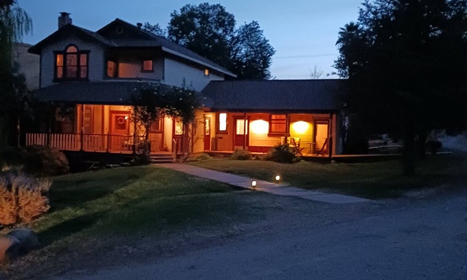 Exeter Otro | Sequoia Park Foothill Ranch scenic views, luxury ranch house suite, pool horses
