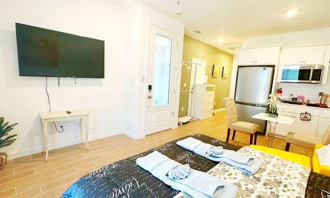 Visalia Apartamento | Sequoia Riverway Studio, Visalia Central Nest, 45 minutes to Sequoia Visitor