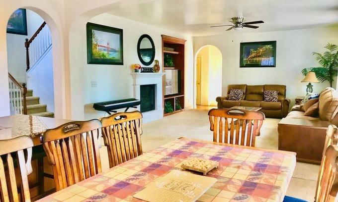 Visalia Casa | Sequoia Serenity: Charming 6/Br - fits 14