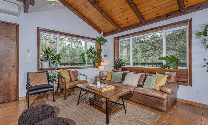 Three Rivers Cabina | Sequoia “Tree house” Light & Bright