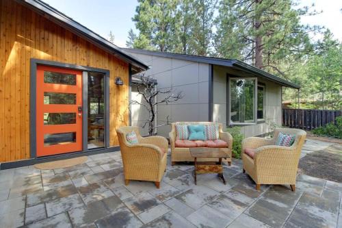 Bend Casa | Serendipitous-AC, Hot Tub, Big Fenced Yard, 2 Master Suites,