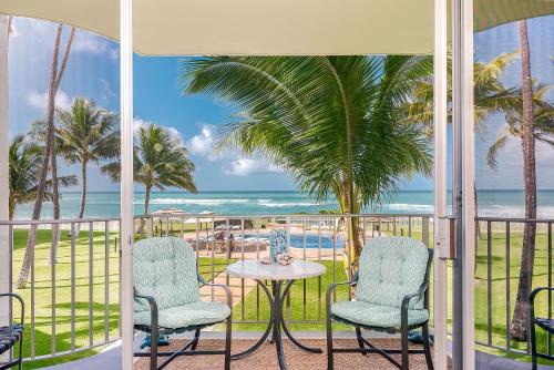 Maili Apartamento | *SERENDIPITY ON THE MOANA - Legal & Oceanfront - Great for Work & Play!*