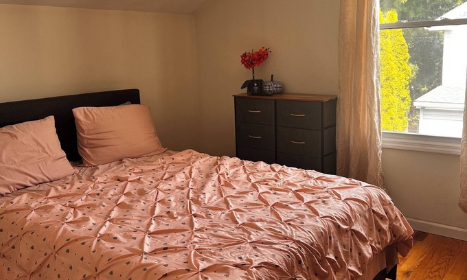 Clason Point Casa | Serene 1-bedroom in a 3bd 2ba house with WiFi in The Bronx