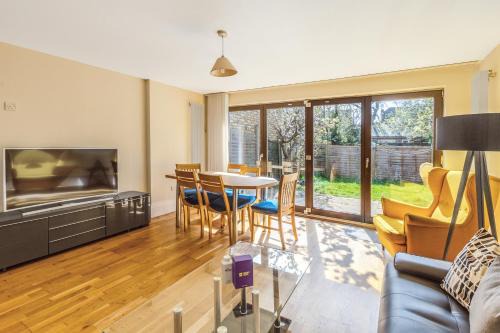 Wimbledon Park Apartamento | Serene 1BR Wimbledon Apt with Private Garden & Parking