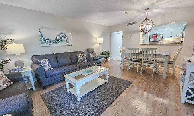 Arcadian Shores Cabina | Serene 2 bedroom, 2 bath lodge, with full access to amenities, 101AC