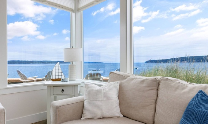 Island County Casa | Serene 2-bedroom beach retreat with clear waters and sea breeze in Langley