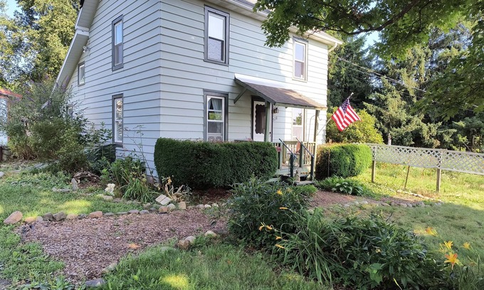 Newfield Casa | Serene 3 bdrm country home & gardens w/ WiFi 20 min from Commons / IC / Cornell
