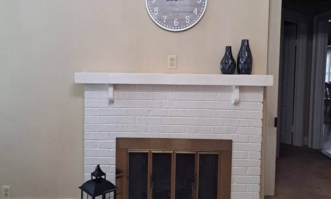 Whiteville Apartamento | Serene 3-bed, 3-bath apartment with AC in charming Whiteville