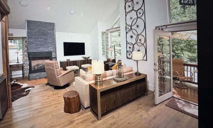 Intermountain Casa | Serene 3-bedroom 3.5 bath house with hot tub and parking next to the bus stop!