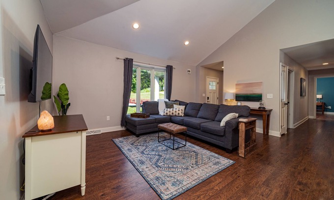 Greenville - Spartanburg Casa | Serene 3BR Near Downtown, Fenced Yard, Pets OK