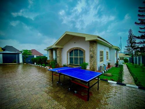 Abeokuta Apartamento | Serene 3BR Retreat with Lush private Garden, mini gym and spa access