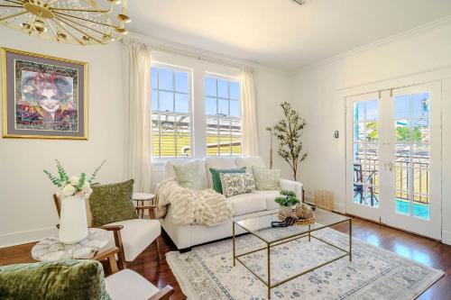 Touro Casa | Serene 4 Bedroom Home near French Quarter with Wi-Fi and Parking