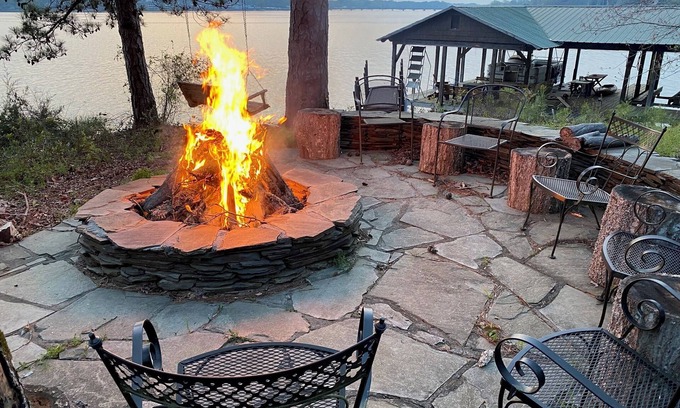 Waterloo Cabina | Serene 4-BR lakefront cabin, central Lake Greenwood, 2-14ppl, dock slip, pets
