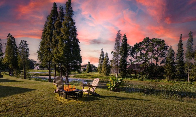 Brandon Casa | Serene 4BR Lakeside Retreat - Fire Pit & Comm Pool