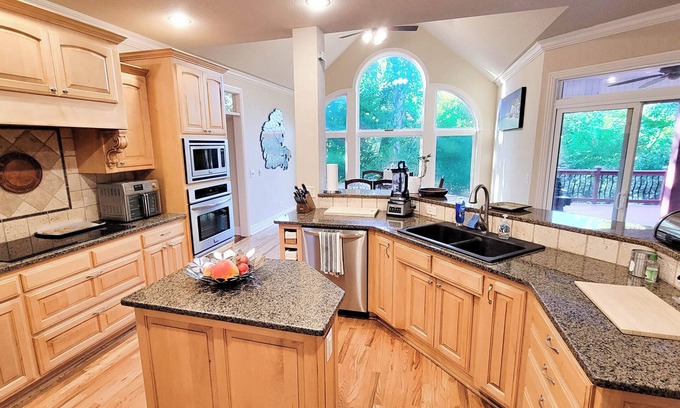 Bentonville Casa | Serene and spacious 5-bedroom house in Bentonville with view in great location