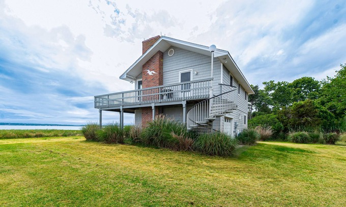 Southold Casa | Serene bay front home with a private beach, deck, board games, & washer/dryer