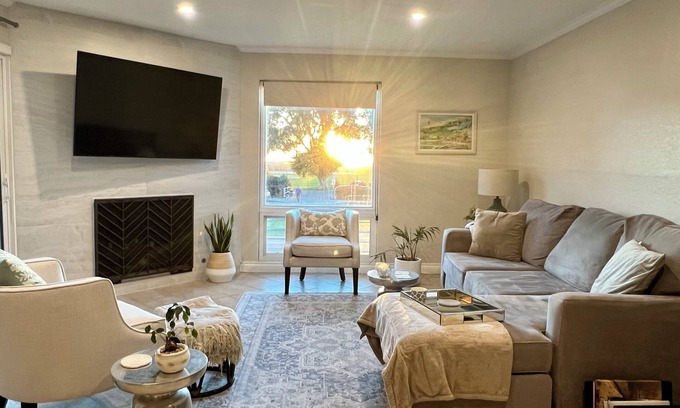 Playa Del Rey Condominio | Serene Beach Condo with Sunset Views in Every Room