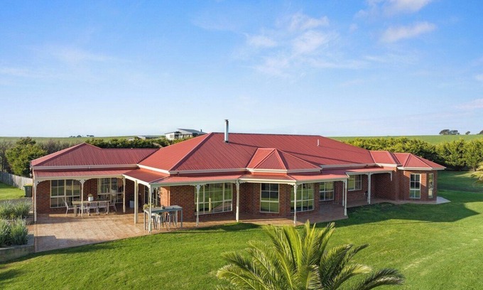 Ventnor Casa | Serene Beach Haven: Sleeps 12