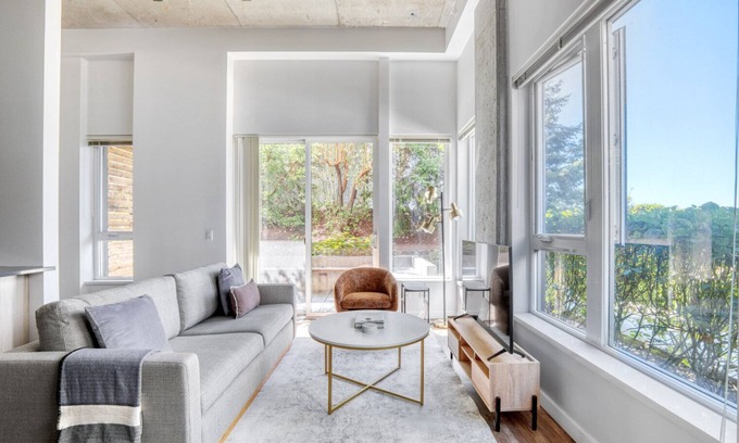 Wilburton Apartamento | Serene Bellevue 2BR w/ Gym & W/D, near Spring District, by Blueground