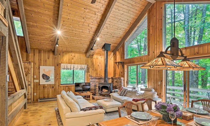Otis Cabina | Serene Berkshires Cabin w/ Deck & Fire Pit!